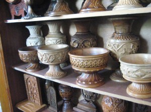Yegegnadzor VHS carpentry students hand carved vases 7,10.08 560 